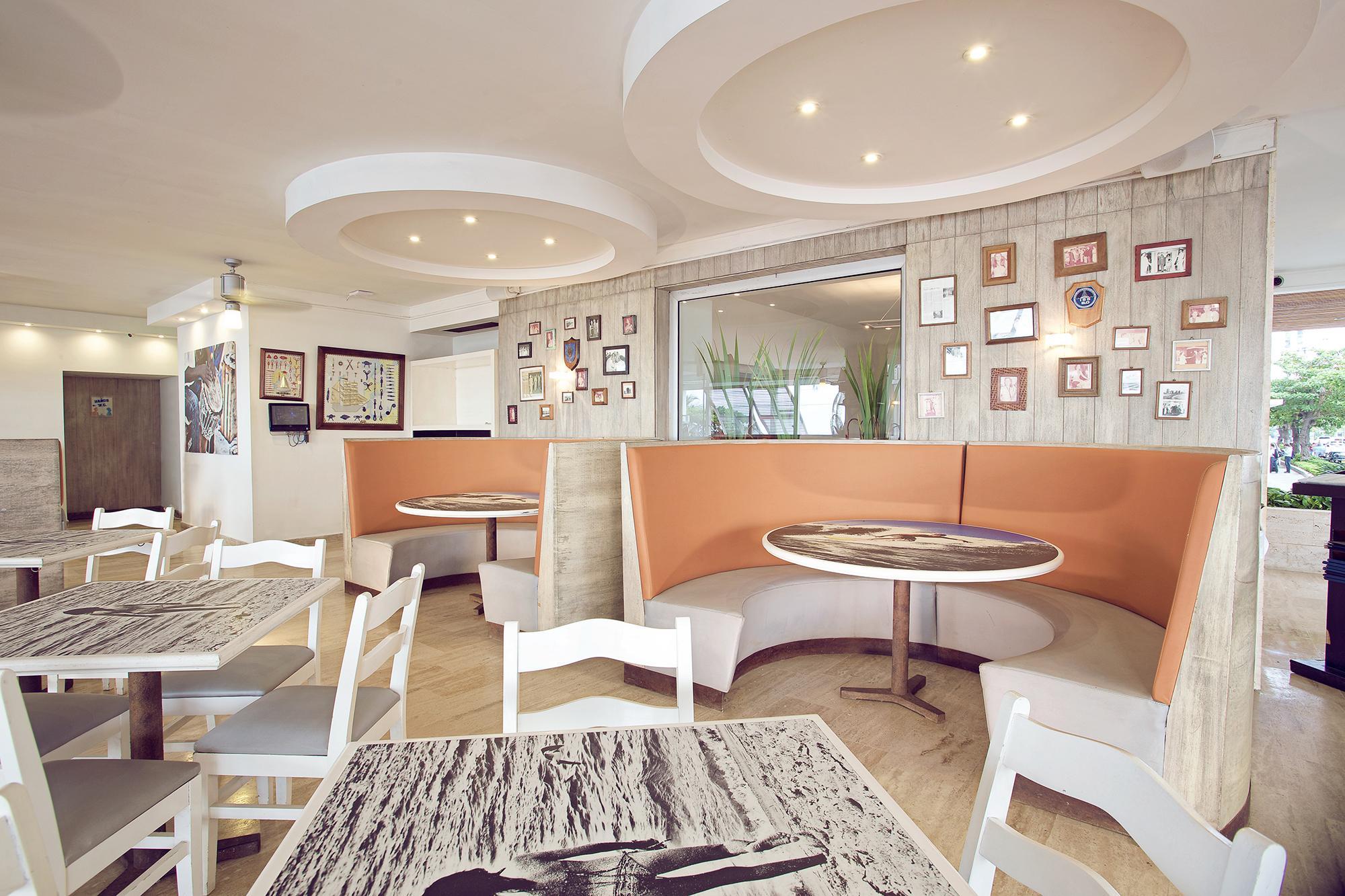 Hotel Capilla Del Mar Cartagena Bagian luar foto The interior of a typical restaurant