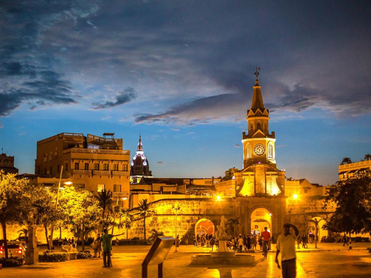 Hotel Capilla Del Mar Cartagena Bagian luar foto The Clock Tower at night