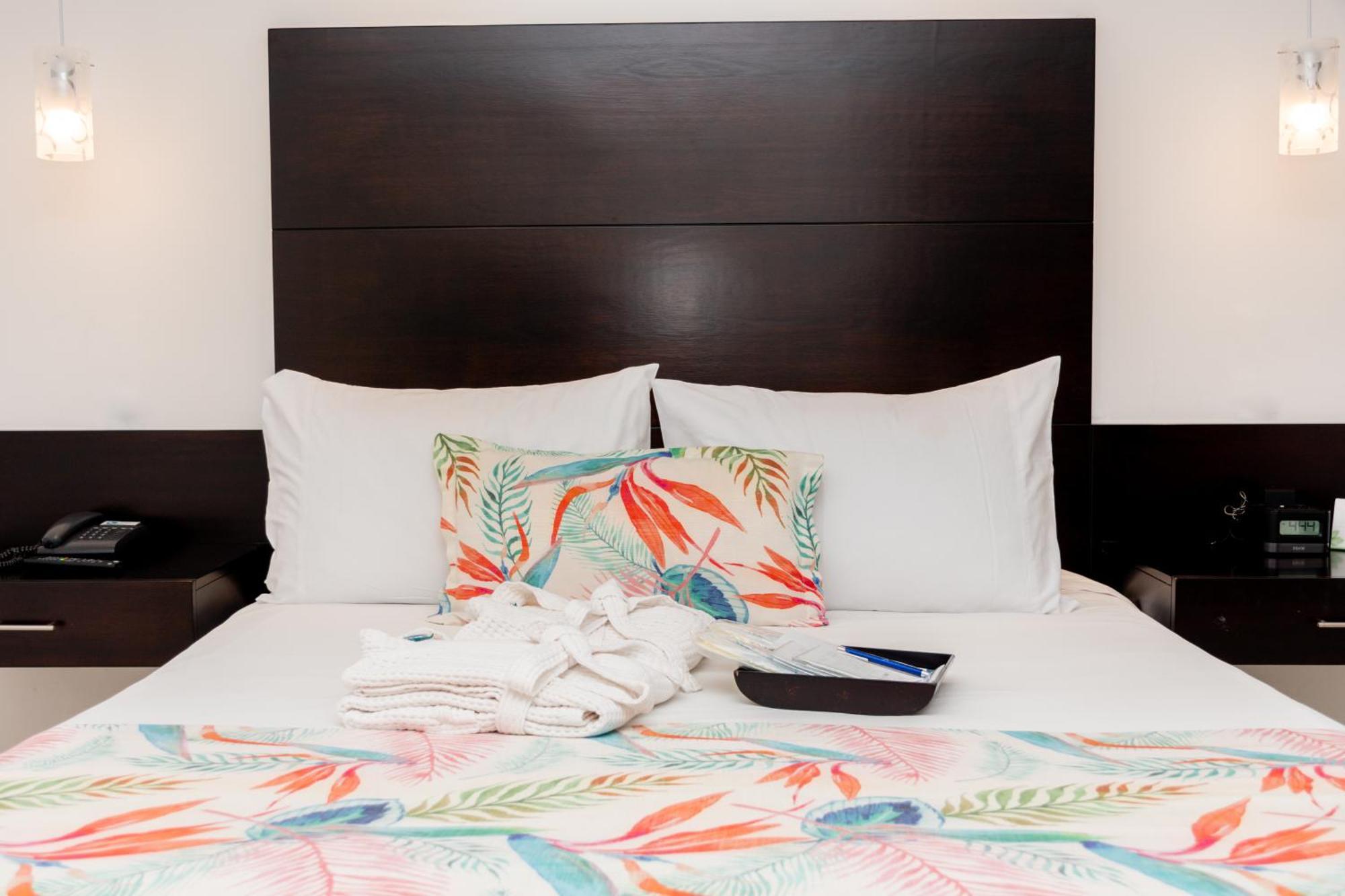 Hotel Capilla Del Mar Cartagena Bagian luar foto A bed with a headboard